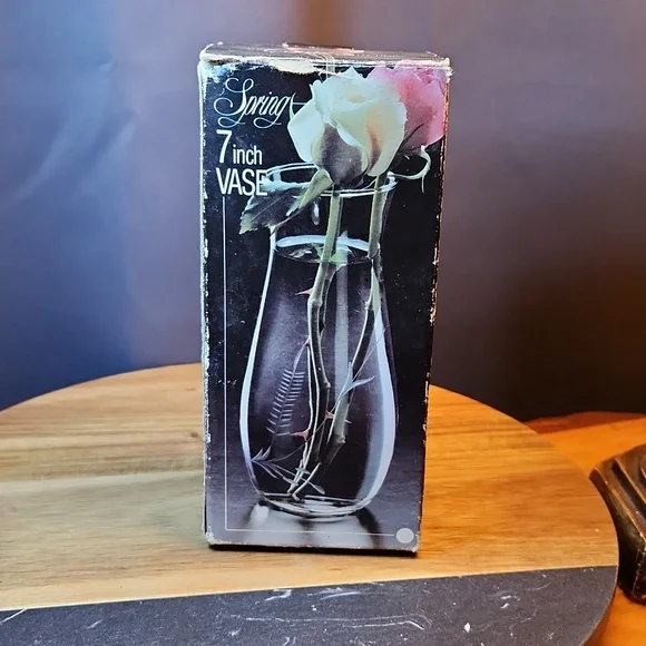 The Crystal Collection 7 in Glass Vase w/ Swirl Pattern design in box Not Used - Picture 6 of 7